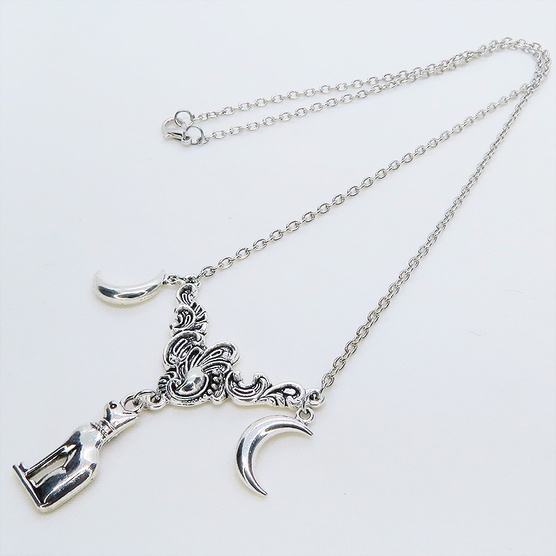 アンティークシルバー 猫の神様バステトチャームと三日月をあわせたペンダントネックレス