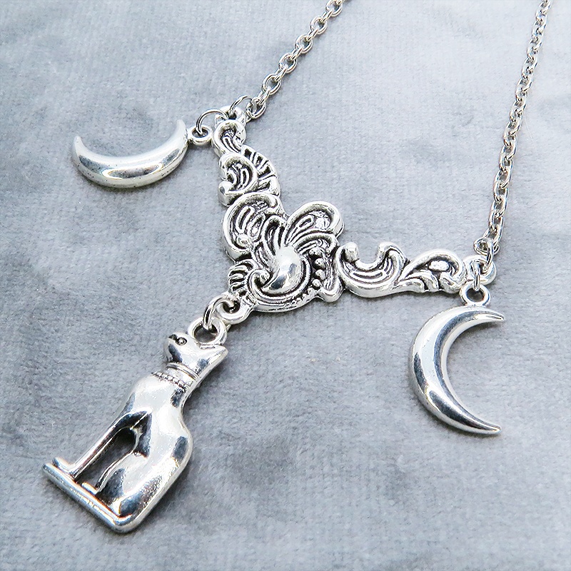 アンティークシルバー 猫の神様バステトチャームと三日月をあわせたペンダントネックレス