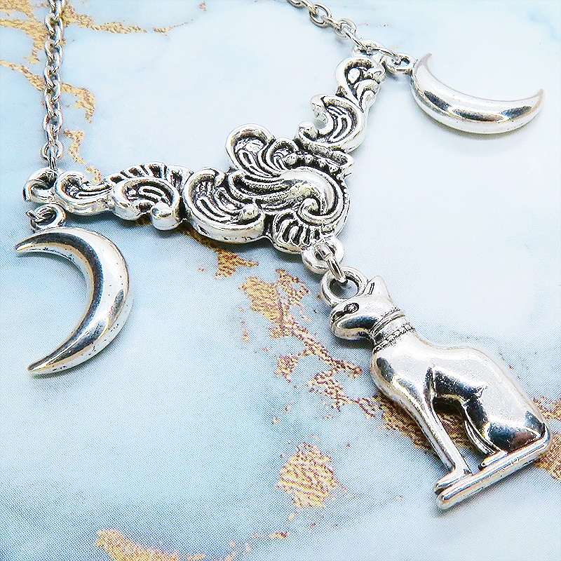 アンティークシルバー 猫の神様バステトチャームと三日月をあわせたペンダントネックレス