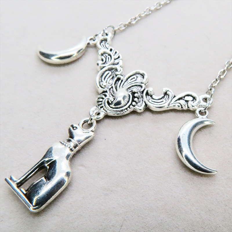 アンティークシルバー 猫の神様バステトチャームと三日月をあわせたペンダントネックレス