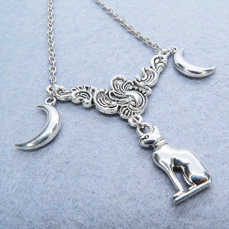 アンティークシルバー 猫の神様バステトチャームと三日月をあわせたペンダントネックレス