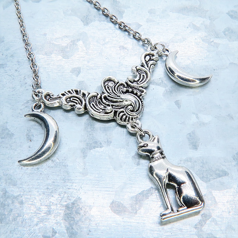 アンティークシルバー 猫の神様バステトチャームと三日月をあわせたペンダントネックレス