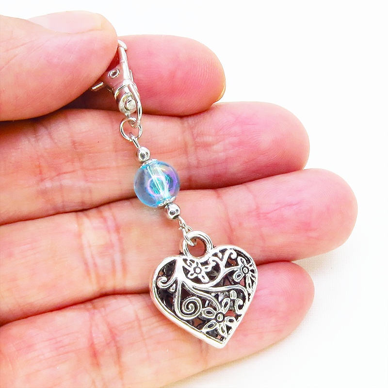 シルバーカラー アラベスク調の透かし模様のハートとクリアブルーのビーズのキーホルダー 金具変更可