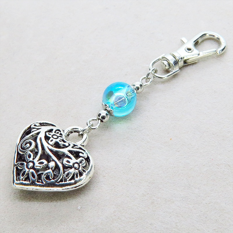 シルバーカラー アラベスク調の透かし模様のハートとクリアブルーのビーズのキーホルダー 金具変更可