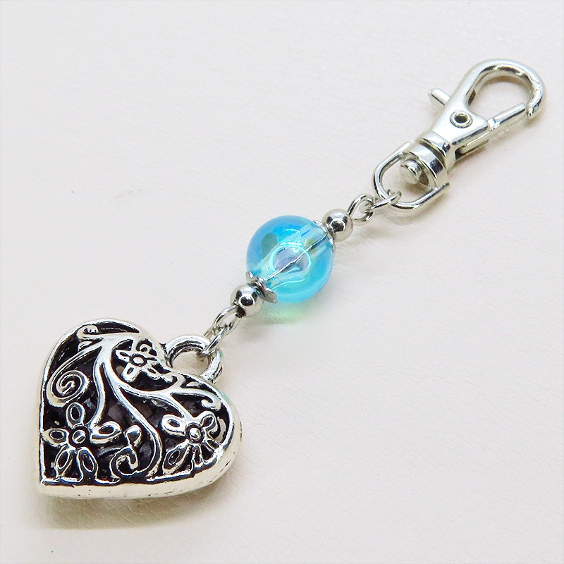 シルバーカラー アラベスク調の透かし模様のハートとクリアブルーのビーズのキーホルダー 金具変更可
