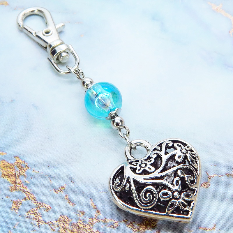 シルバーカラー アラベスク調の透かし模様のハートとクリアブルーのビーズのキーホルダー 金具変更可