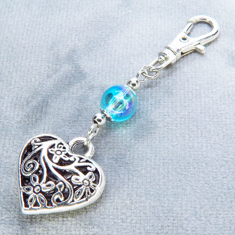 シルバーカラー アラベスク調の透かし模様のハートとクリアブルーのビーズのキーホルダー 金具変更可