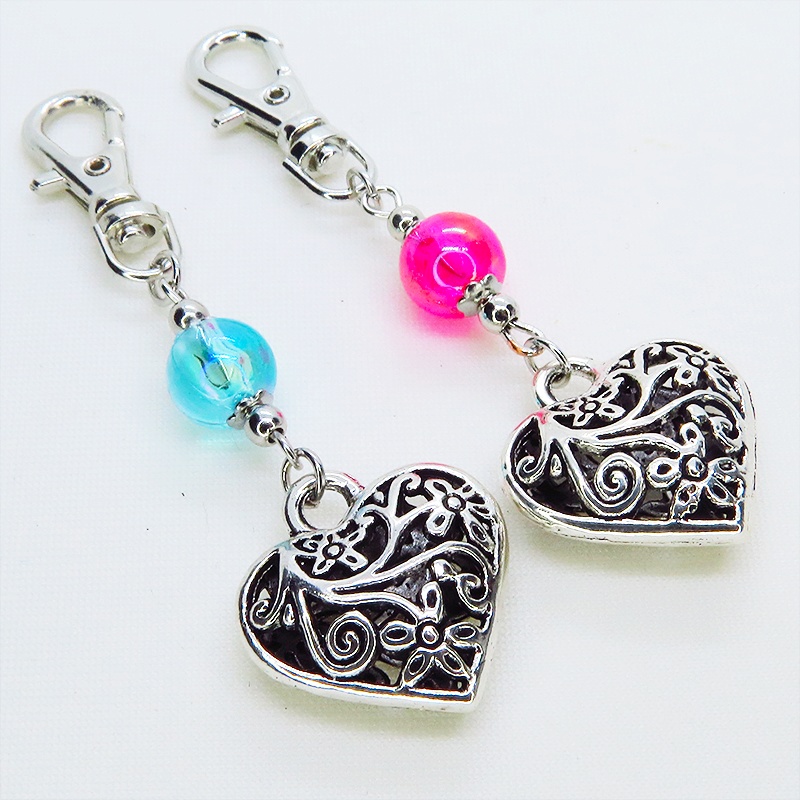 シルバーカラー アラベスク調の透かし模様のハートとクリアブルーのビーズのキーホルダー 金具変更可