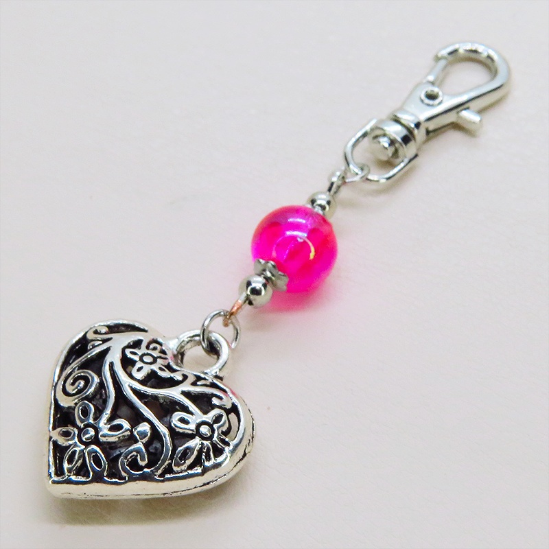 シルバーカラー アラベスク調の透かし模様のハートとクリアレッドのビーズのキーホルダー 金具変更可