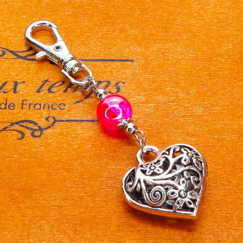 シルバーカラー アラベスク調の透かし模様のハートとクリアレッドのビーズのキーホルダー 金具変更可