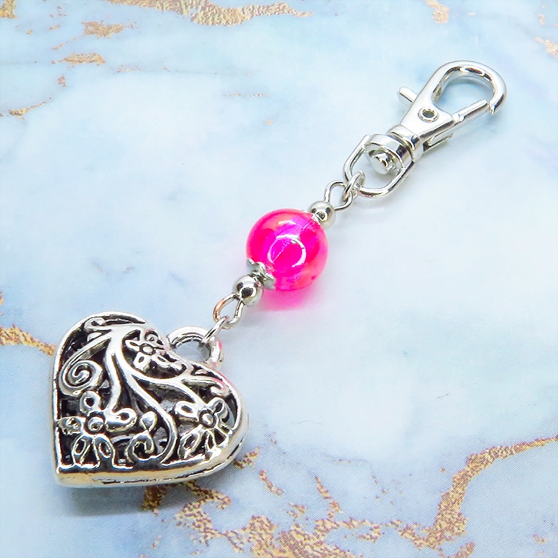 シルバーカラー アラベスク調の透かし模様のハートとクリアレッドのビーズのキーホルダー 金具変更可