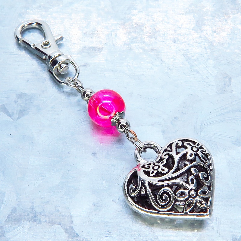シルバーカラー アラベスク調の透かし模様のハートとクリアレッドのビーズのキーホルダー 金具変更可