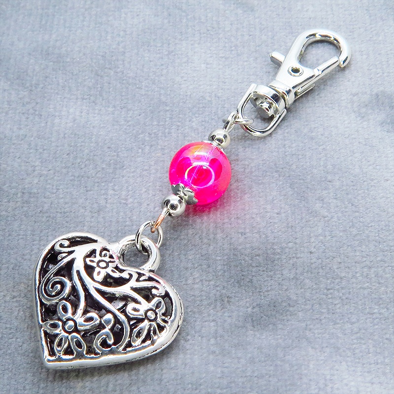 シルバーカラー アラベスク調の透かし模様のハートとクリアレッドのビーズのキーホルダー 金具変更可