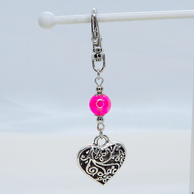 シルバーカラー アラベスク調の透かし模様のハートとクリアレッドのビーズのキーホルダー 金具変更可