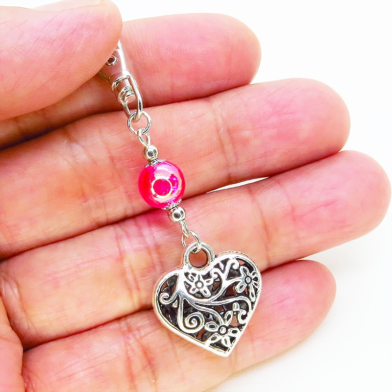 シルバーカラー アラベスク調の透かし模様のハートとクリアレッドのビーズのキーホルダー 金具変更可