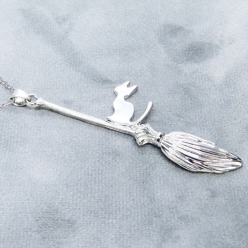 シルバーカラー ホウキに乗る猫のチャームのペンダントネックレス 長さ調整可