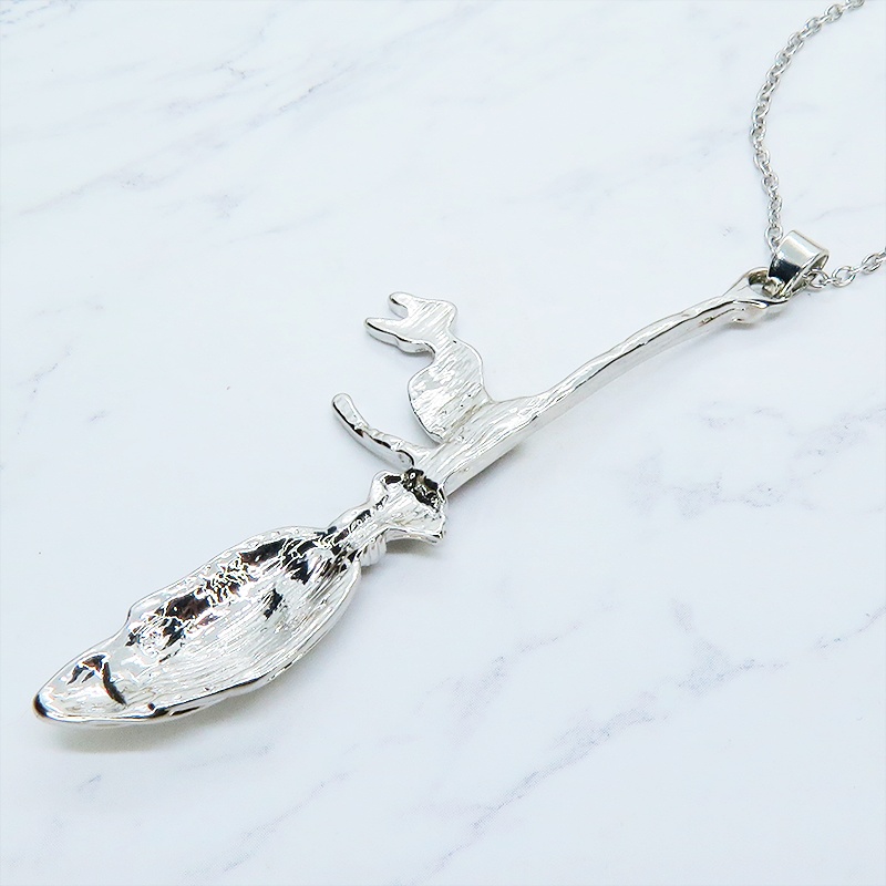 シルバーカラー ホウキに乗る猫のチャームのペンダントネックレス 長さ調整可