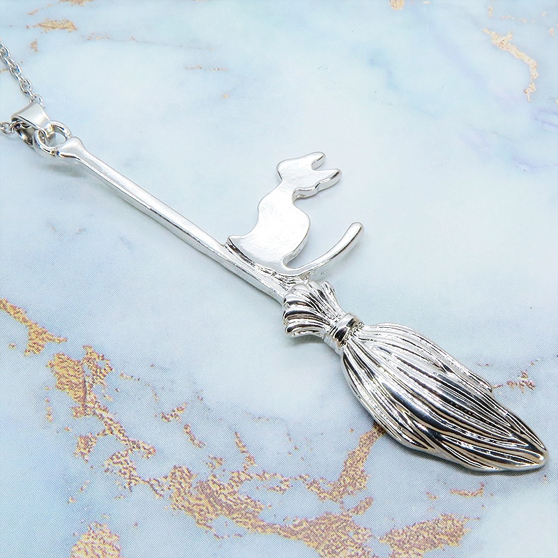 シルバーカラー ホウキに乗る猫のチャームのペンダントネックレス 長さ調整可