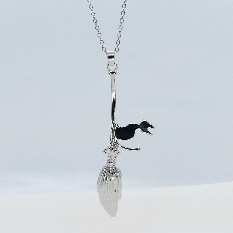 シルバーカラー ホウキに乗る猫のチャームのペンダントネックレス 長さ調整可