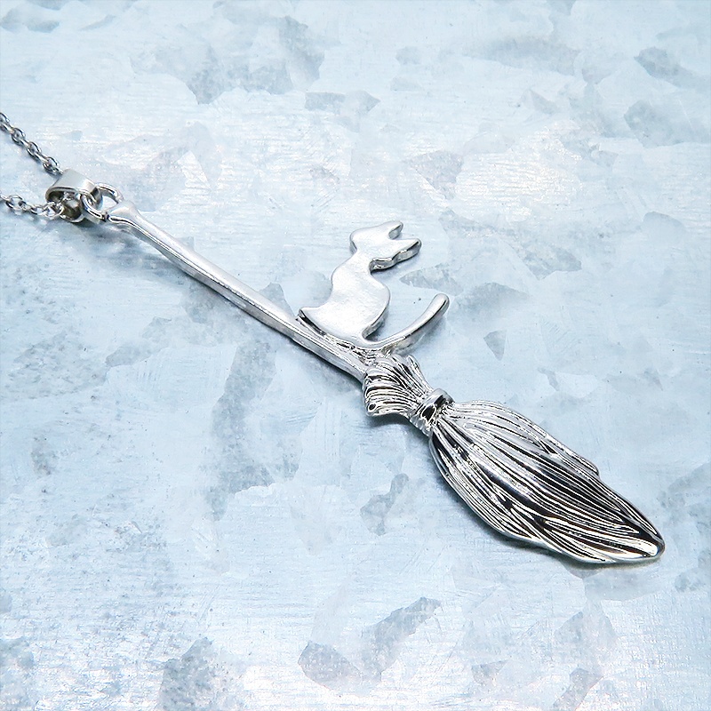 シルバーカラー ホウキに乗る猫のチャームのペンダントネックレス 長さ調整可