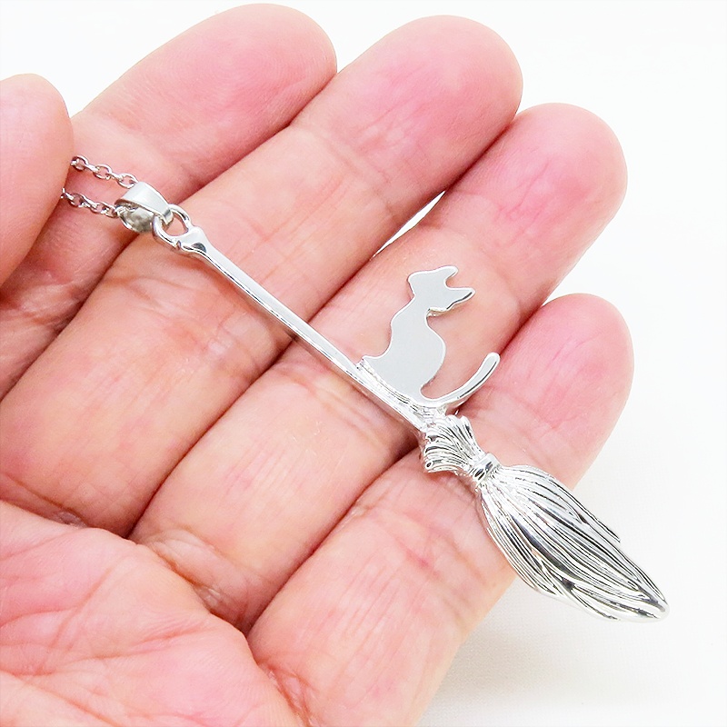 シルバーカラー ホウキに乗る猫のチャームのペンダントネックレス 長さ調整可