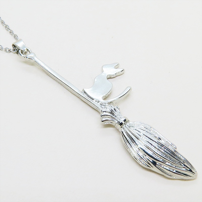 シルバーカラー ホウキに乗る猫のチャームのペンダントネックレス 長さ調整可