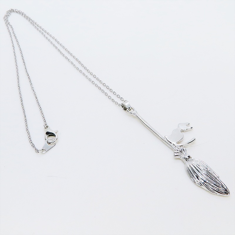 シルバーカラー ホウキに乗る猫のチャームのペンダントネックレス 長さ調整可