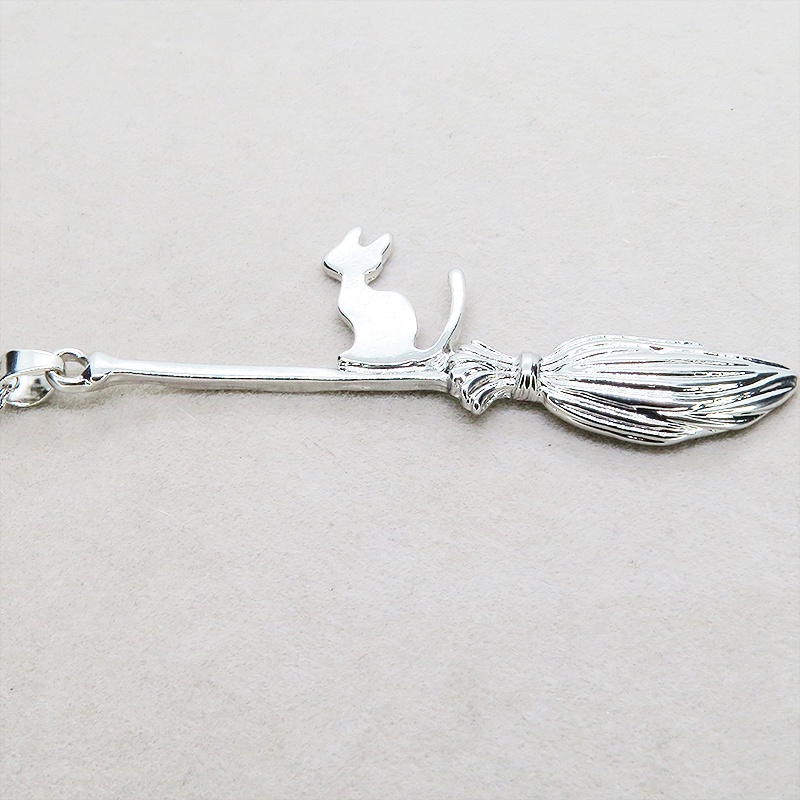 シルバーカラー ホウキに乗る猫のチャームのペンダントネックレス 長さ調整可