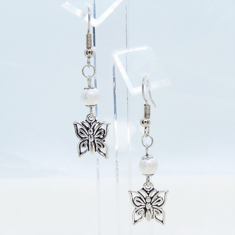 アンティークシルバー 蝶(バタフライ)とメタルビーズを組合せたコンパクトなピアス サージカル可