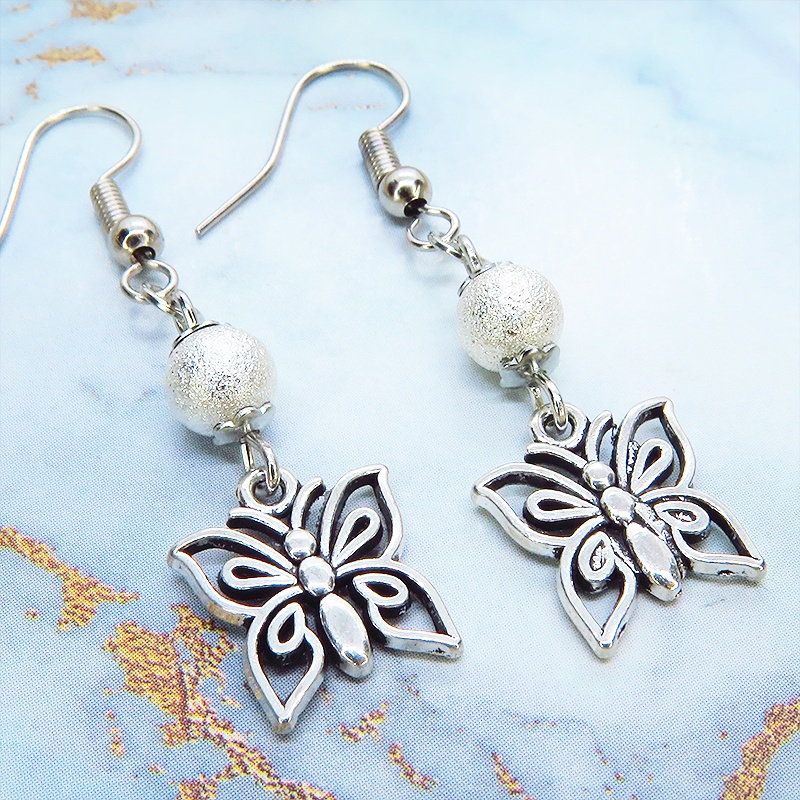 アンティークシルバー 蝶(バタフライ)とメタルビーズを組合せたコンパクトなピアス サージカル可