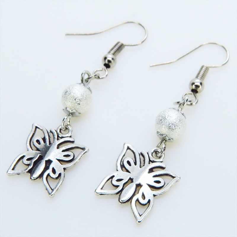 アンティークシルバー 蝶(バタフライ)とメタルビーズを組合せたコンパクトなピアス サージカル可