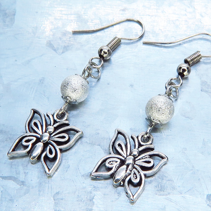 アンティークシルバー 蝶(バタフライ)とメタルビーズを組合せたコンパクトなピアス サージカル可