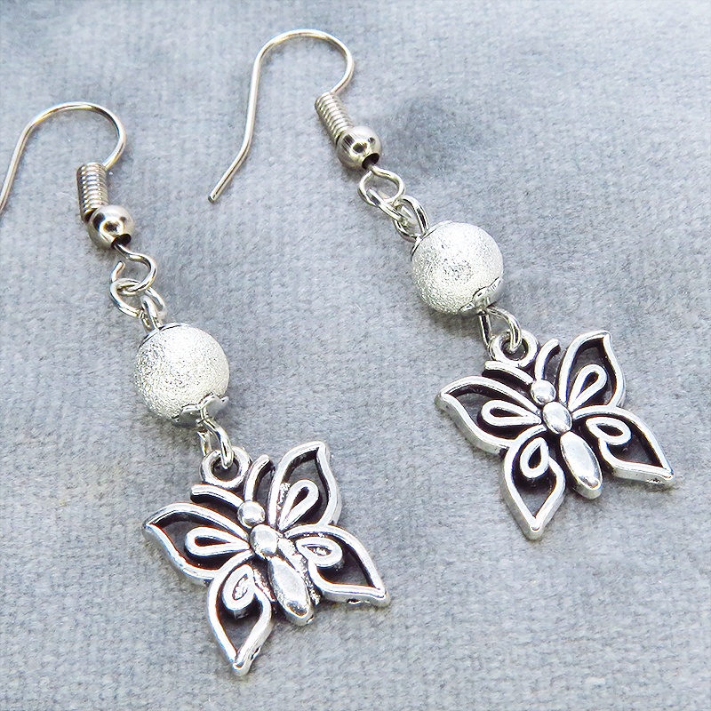 アンティークシルバー 蝶(バタフライ)とメタルビーズを組合せたコンパクトなピアス サージカル可