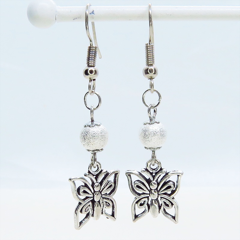 アンティークシルバー 蝶(バタフライ)とメタルビーズを組合せたコンパクトなピアス サージカル可