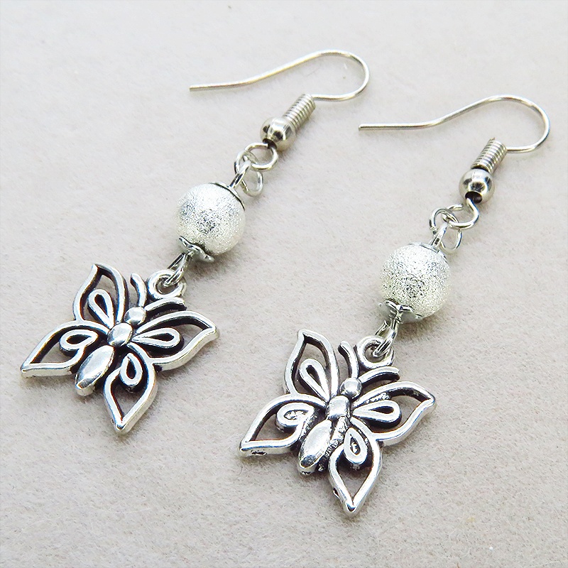 アンティークシルバー 蝶(バタフライ)とメタルビーズを組合せたコンパクトなピアス サージカル可