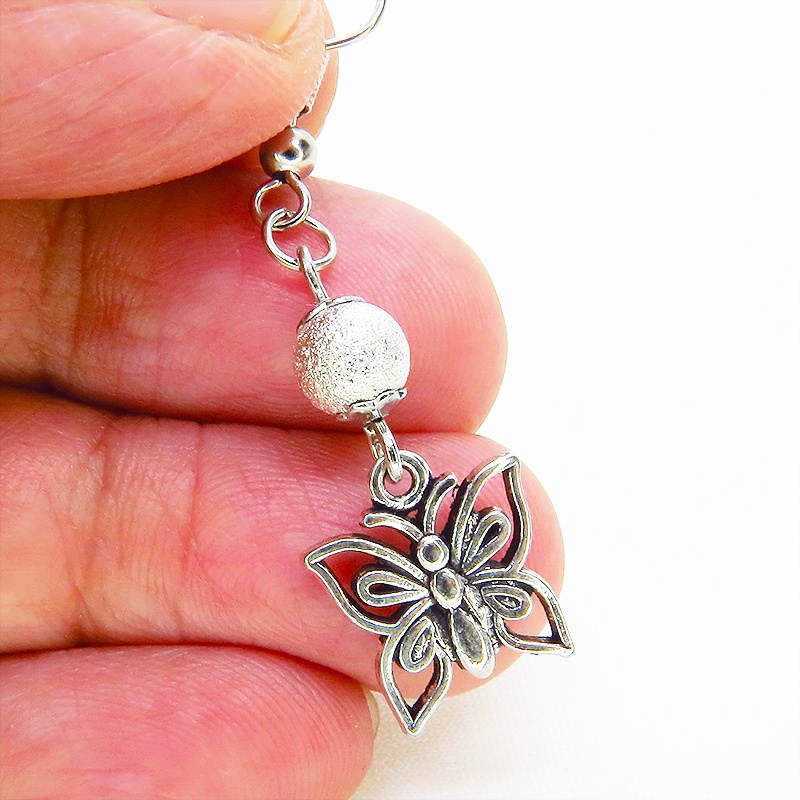 アンティークシルバー 蝶(バタフライ)とメタルビーズを組合せたコンパクトなピアス サージカル可