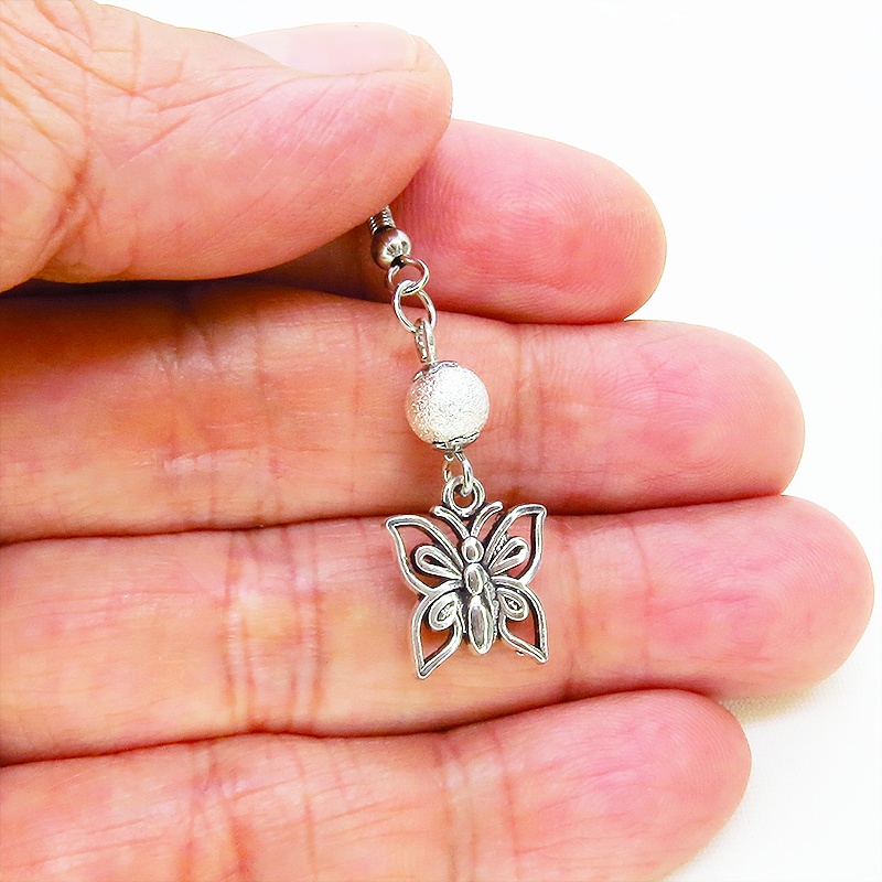 アンティークシルバー 蝶(バタフライ)とメタルビーズを組合せたコンパクトなピアス サージカル可