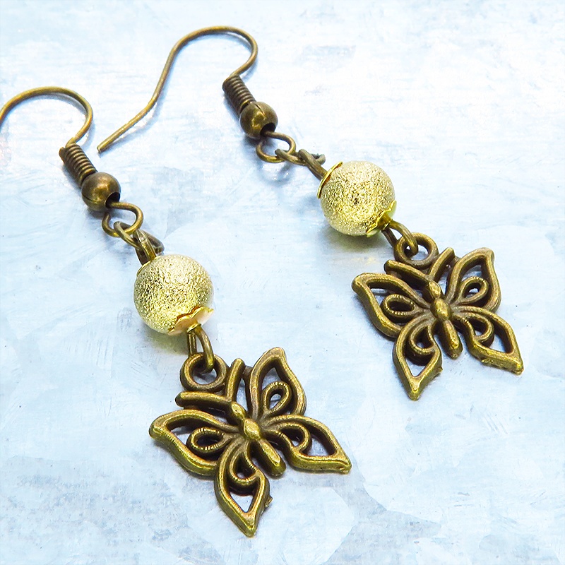 アンティークゴールド 蝶(バタフライ)とメタルビーズを組合せたコンパクトなピアス