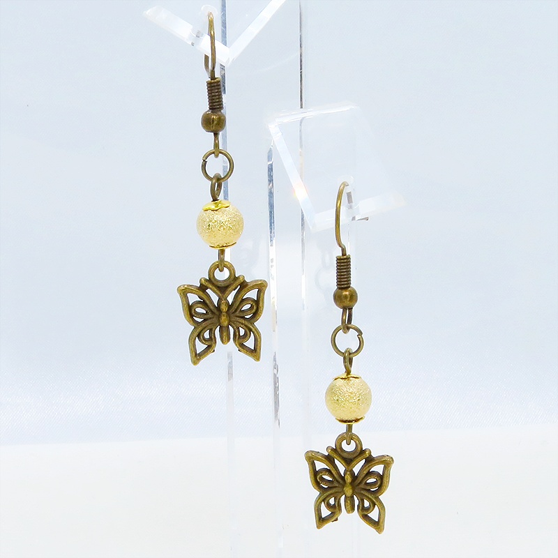 アンティークゴールド 蝶(バタフライ)とメタルビーズを組合せたコンパクトなピアス