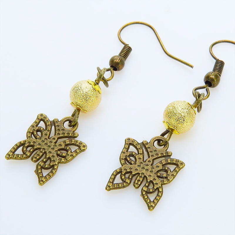 アンティークゴールド 蝶(バタフライ)とメタルビーズを組合せたコンパクトなピアス