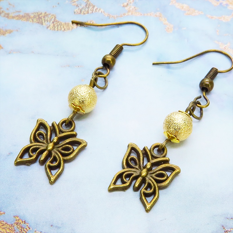 アンティークゴールド 蝶(バタフライ)とメタルビーズを組合せたコンパクトなピアス