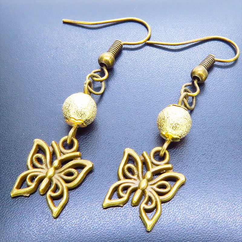アンティークゴールド 蝶(バタフライ)とメタルビーズを組合せたコンパクトなピアス