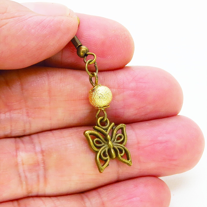 アンティークゴールド 蝶(バタフライ)とメタルビーズを組合せたコンパクトなピアス