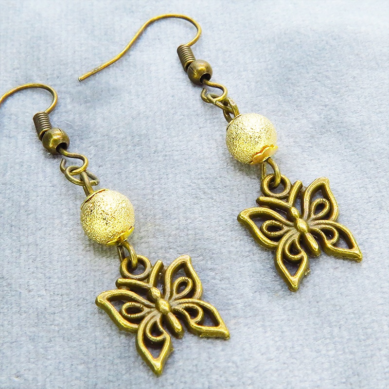 アンティークゴールド 蝶(バタフライ)とメタルビーズを組合せたコンパクトなピアス