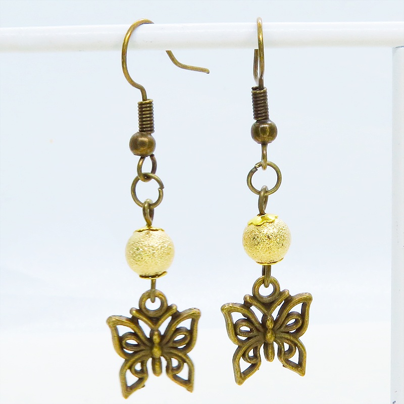 アンティークゴールド 蝶(バタフライ)とメタルビーズを組合せたコンパクトなピアス