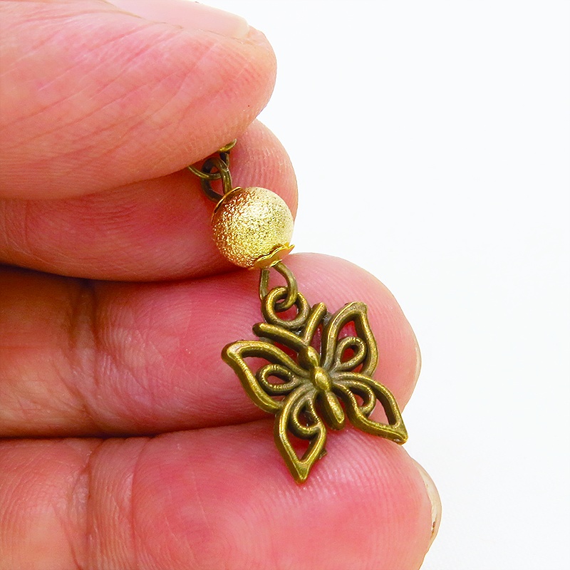 アンティークゴールド 蝶(バタフライ)とメタルビーズを組合せたコンパクトなピアス