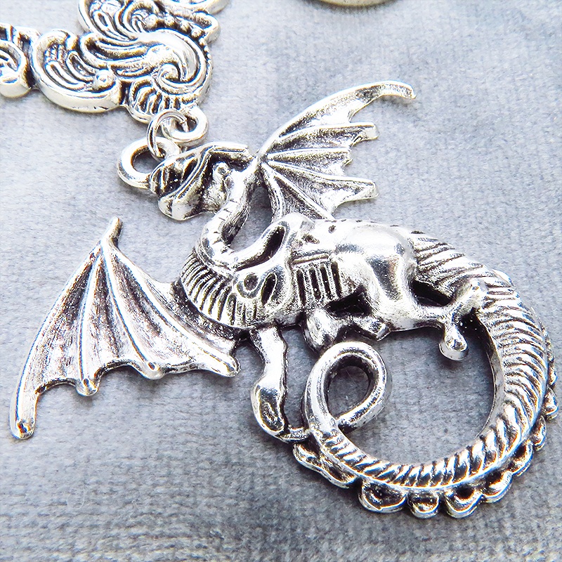アンティークシルバー ドラゴンと三日月モチーフのペンダントネックレス ロングネックレス