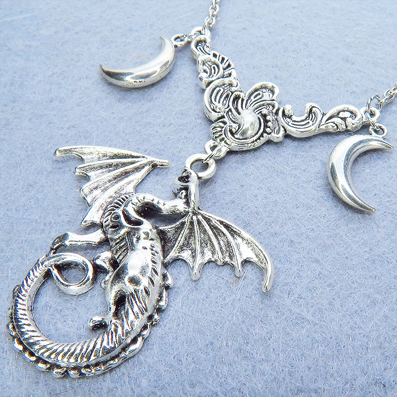 アンティークシルバー ドラゴンと三日月モチーフのペンダントネックレス ロングネックレス