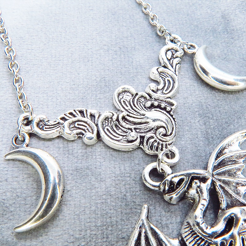 アンティークシルバー ドラゴンと三日月モチーフのペンダントネックレス ロングネックレス