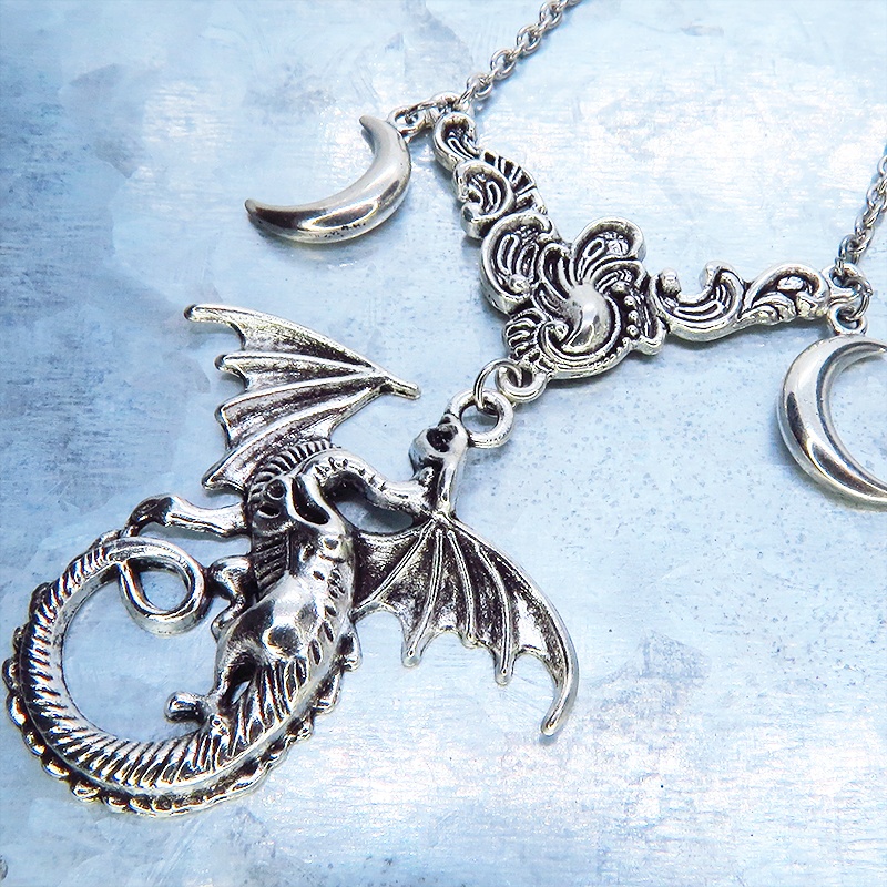 アンティークシルバー ドラゴンと三日月モチーフのペンダントネックレス ロングネックレス